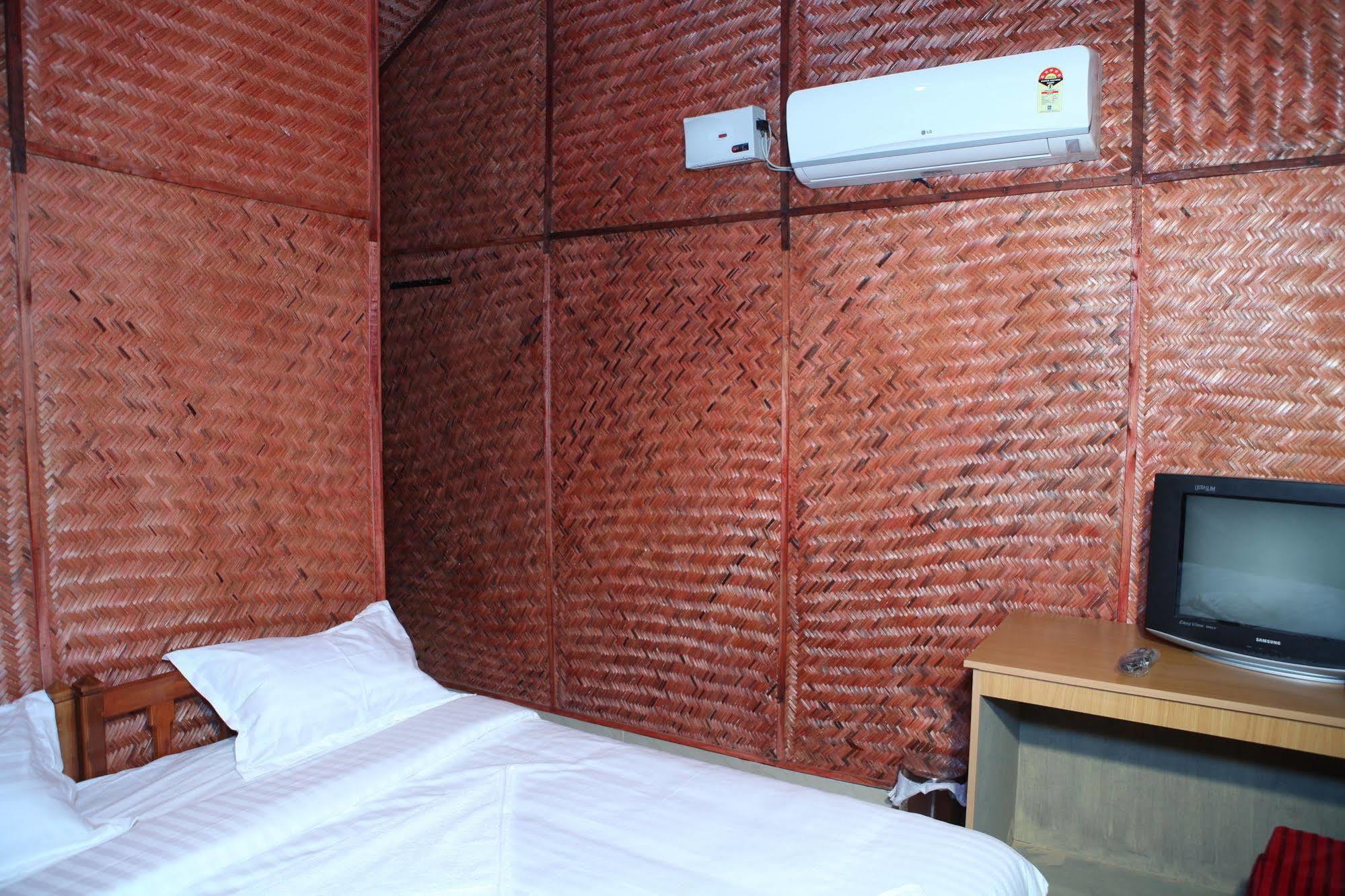 Savithri Inn Bamboo Cottages & Resorts Varkala Bagian luar foto
