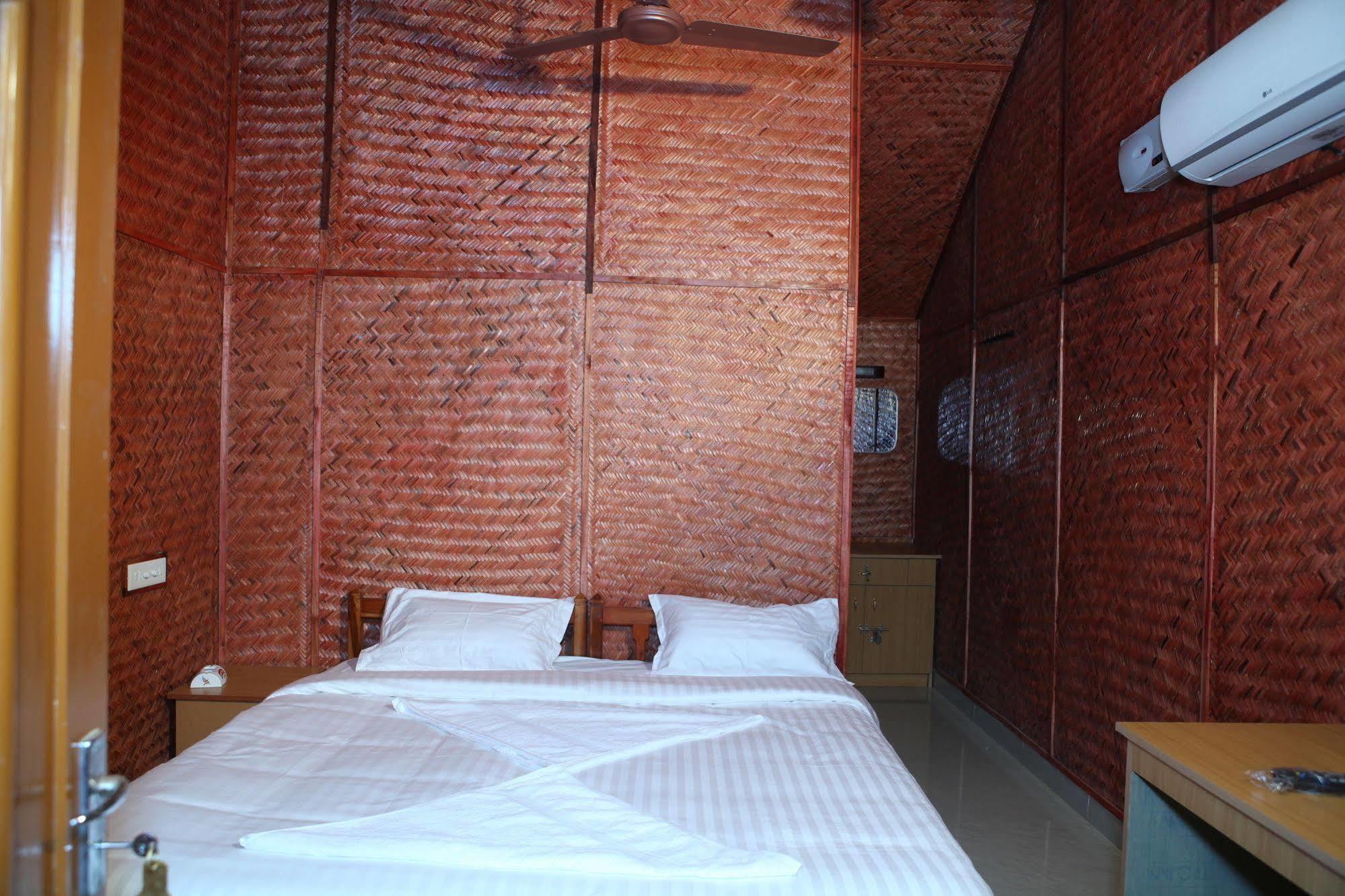 Savithri Inn Bamboo Cottages & Resorts Varkala Bagian luar foto